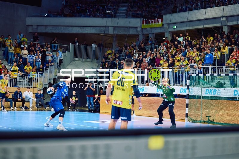 Ein Spieler der Rhein Neckar Löwen wirft auf das Tor.
