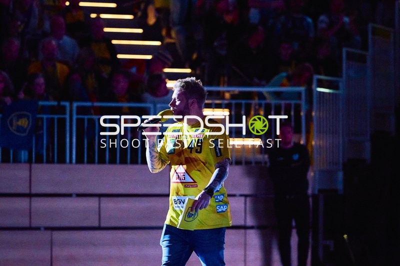 Ein Moderator spricht vor dem Spiel.