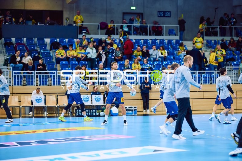 Das Team der Rhein Neckar Löwen wärmt sich vor dem Spiel auf.