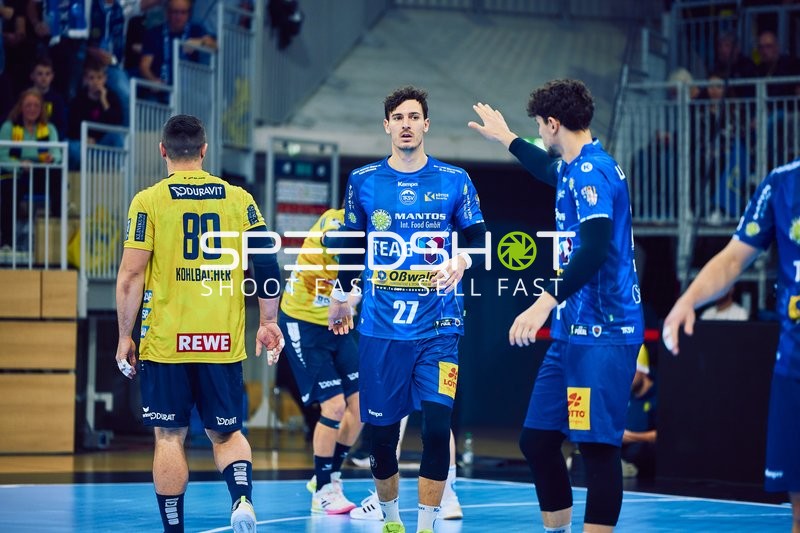 Spieler auf dem Spielfeld mit interaktiver Geste