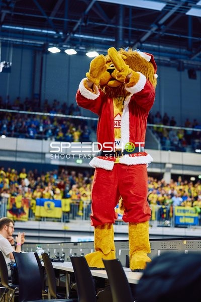 Das Maskottchen der Rhein Neckar Löwen unterhält das Publikum.
