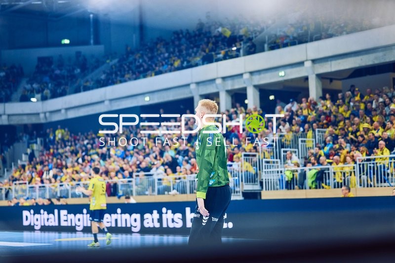 Ein Torwart beobachtet das Spielgeschehen.