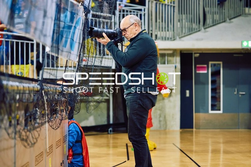 Ein Fotograf nimmt Bilder am Spielfeldrand auf.