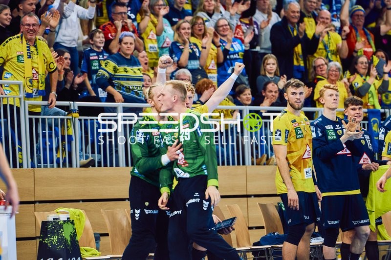 Jubel der Rhein Neckar Löwen auf der Bank