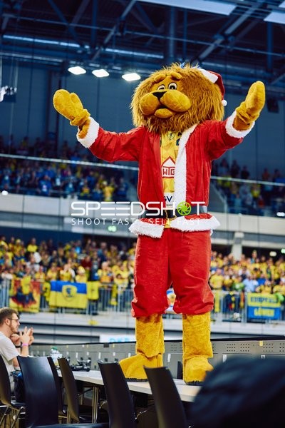 Das Maskottchen der Rhein Neckar Löwen, verkleidet als Weihnachtsmann, unterhält die Menge.