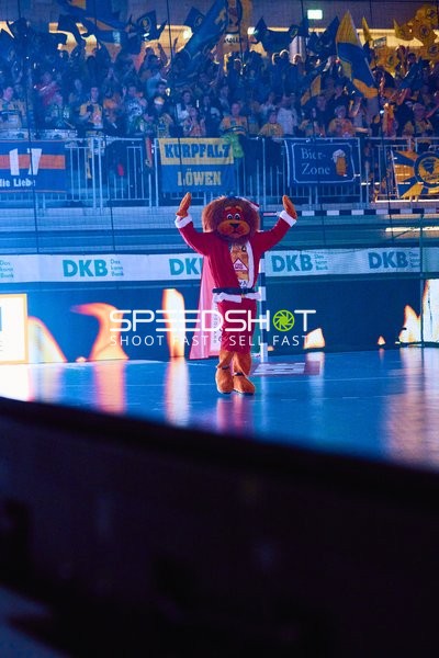 Maskottchen auf dem Spielfeld bei einem Handballspiel