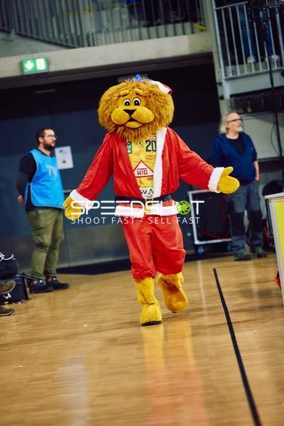 Das Maskottchen der Rhein Neckar Löwen läuft in einem Weihnachtskostüm über das Spielfeld.