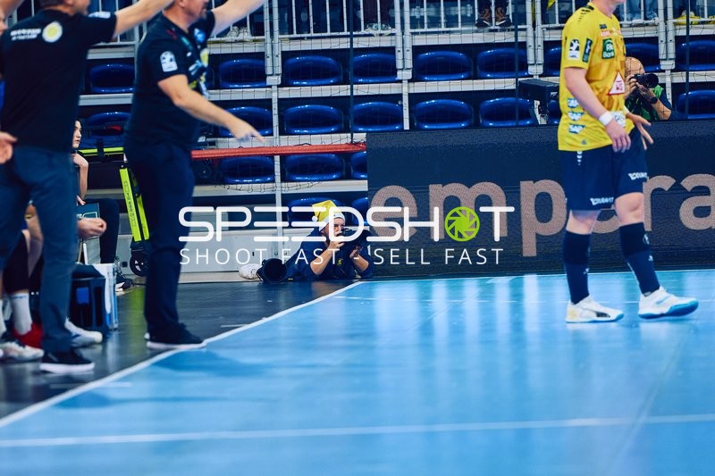 Ein Spieler von Rhein Neckar Löwen ist nahe der Seitenlinie.