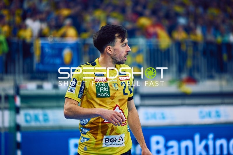 Ein Spieler der Rhein Neckar Löwen steht auf dem Spielfeld.