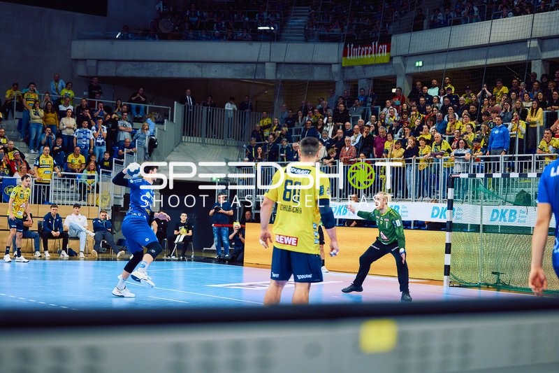 Ein Spieler von Rhein Neckar Löwen bereitet sich auf einen Wurf gegen den Torwart von ThSV Eisenach vor.