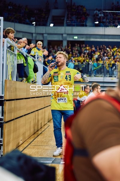 Kevin Gerwin von den Rhein Neckar Löwen interagiert mit den Fans in der Halle.