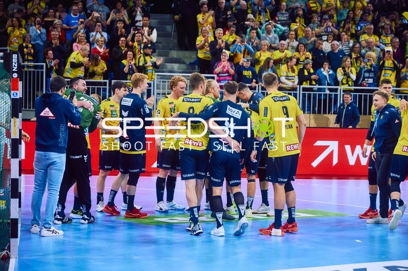 Teams versammeln sich nach dem Spiel