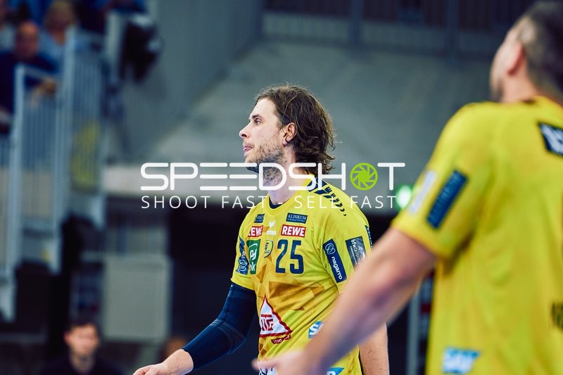 Spieler von Rhein Neckar Löwen auf dem Spielfeld während einer Spielunterbrechung.