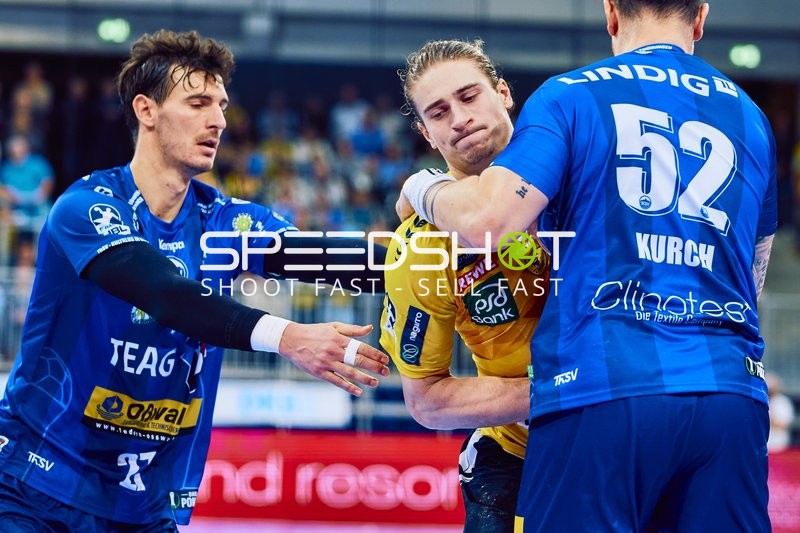 Ein Spieler der ThSV Eisenach blockt Juri Knorr von den Rhein Neckar Löwen.