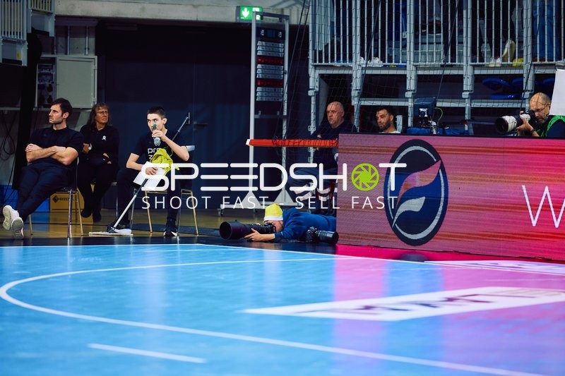 Gespräch zwischen Uwe Gensheimer und einem Offiziellen