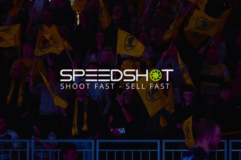 Fans jubeln mit Fahnen