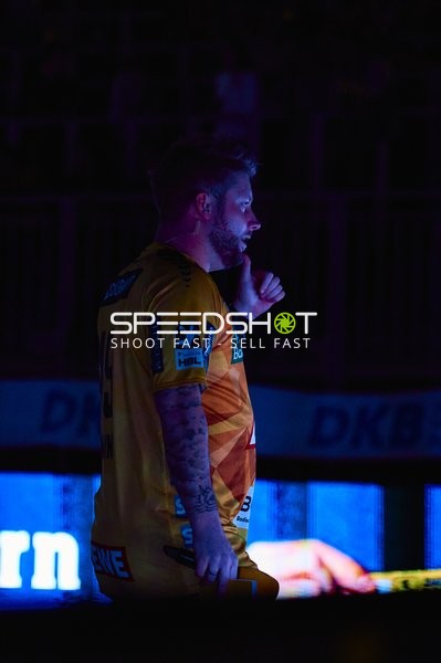 Ein Spieler der Rhein Neckar Löwen richtet seinen Fokus auf das Spielfeld.