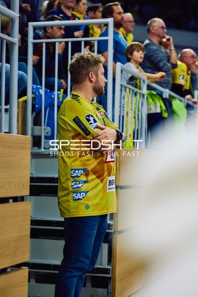 Zuschauer beobachtet das Spiel von der Tribüne