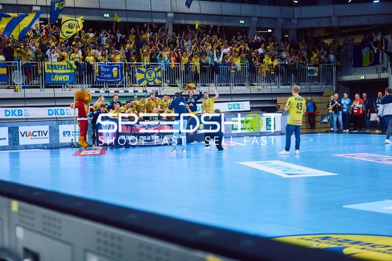 Spieler der Rhein Neckar Löwen feiern mit den Fans nach dem Spiel.