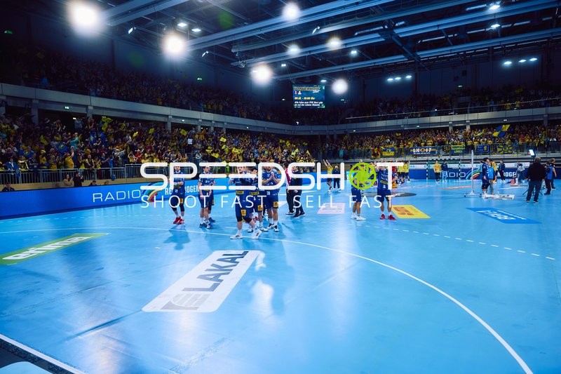 Spieler auf dem Spielfeld während der Halbzeitpause