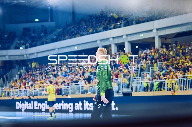 Ein Spieler der Rhein Neckar Löwen beobachtet das Spielfeld.