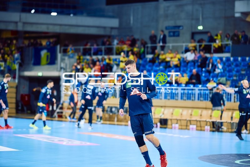 Ein Spieler von ThSV Eisenach wärmt sich auf dem Spielfeld auf.