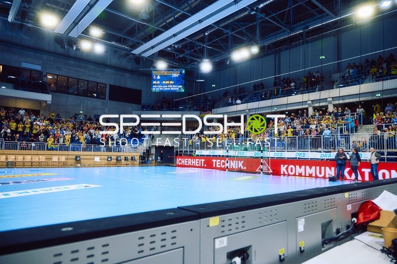 Die Zuschauer versammeln sich in der Arena.