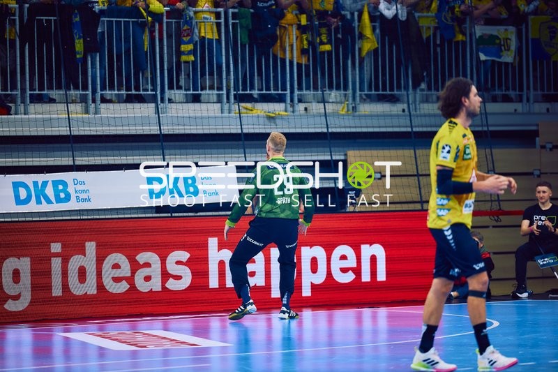 Der Spieler mit der Nummer 29 steht vor dem Tor.