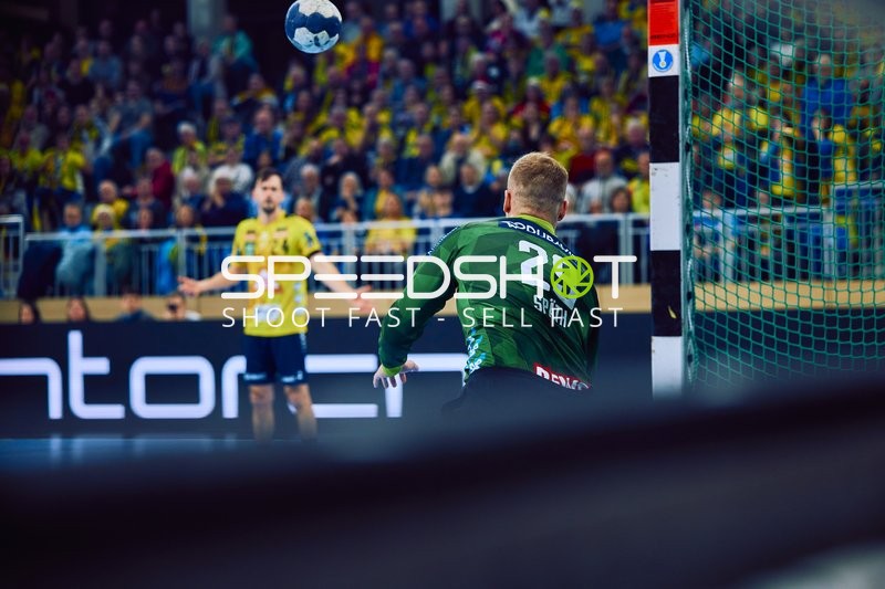 Ein Torwart von ThSV Eisenach versucht, den Ball zu fangen.