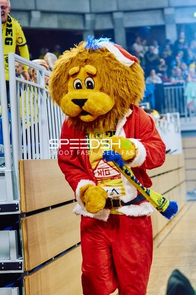 Maskottchen in weihnachtlicher Kostümierung vor Publikum