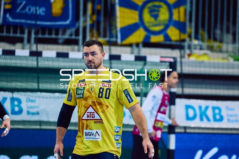 Ein Spieler der Rhein Neckar Löwen, Jannik Kohlbacher, wird auf dem Spielfeld gezeigt.