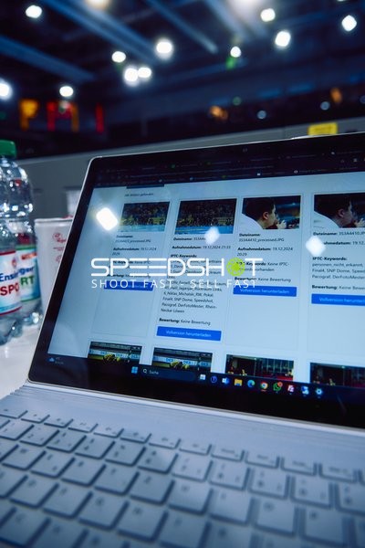 Laptop-Screen mit Informationen zur Handballpartie.