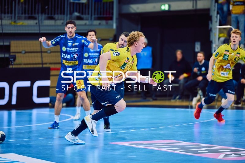 Ein Spieler der Rhein Neckar Löwen sprintet nach vorne, während die Spieler von ThSV Eisenach verteidigen.