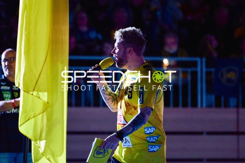 Ein Spieler spricht mit einem Mikrofon.