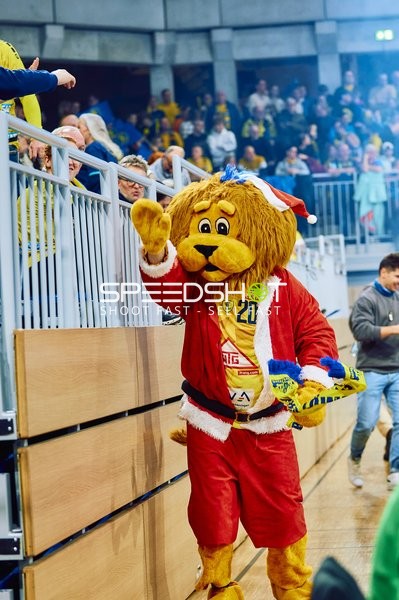 Maskottchen interagiert mit den Zuschauern.