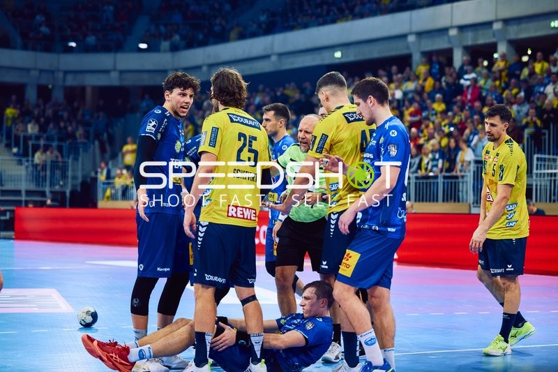 Eine Spielsituation, bei der ein Spieler auf dem Boden liegt und andere Spieler diskutieren.