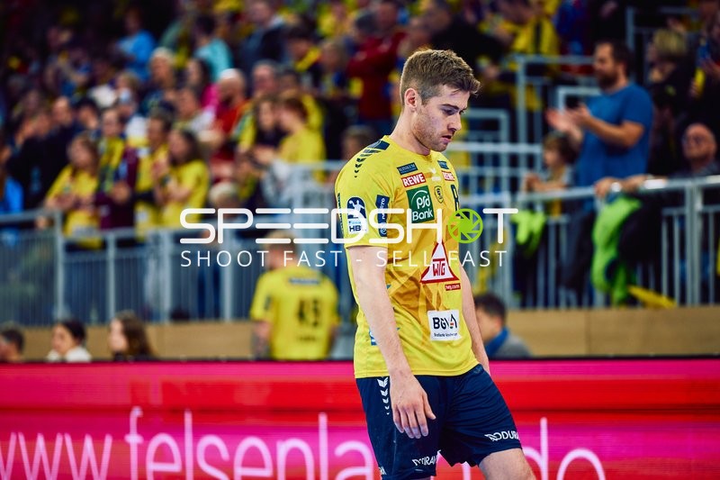 Ein Spieler von Rhein Neckar Löwen geht über das Spielfeld.