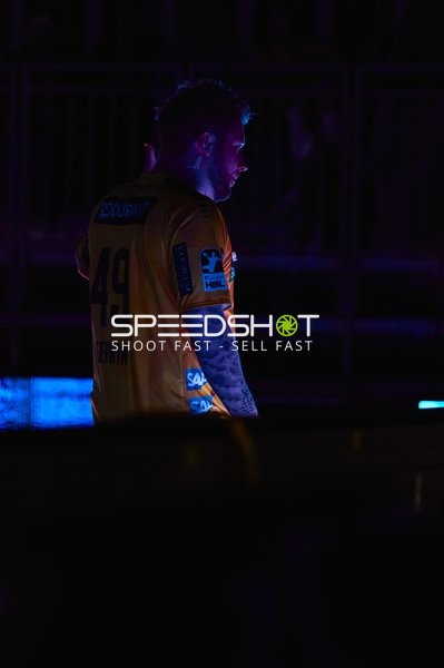 Ein Spieler der Rhein Neckar Löwen ist auf dem Spielfeld zu sehen.