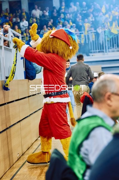 Maskottchen posiert in weihnachtlichem Kostüm.