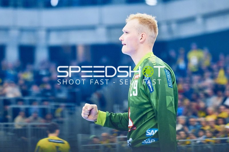 Ein Torwart von Rhein Neckar Löwen feiert einen gelungenen Spielzug.