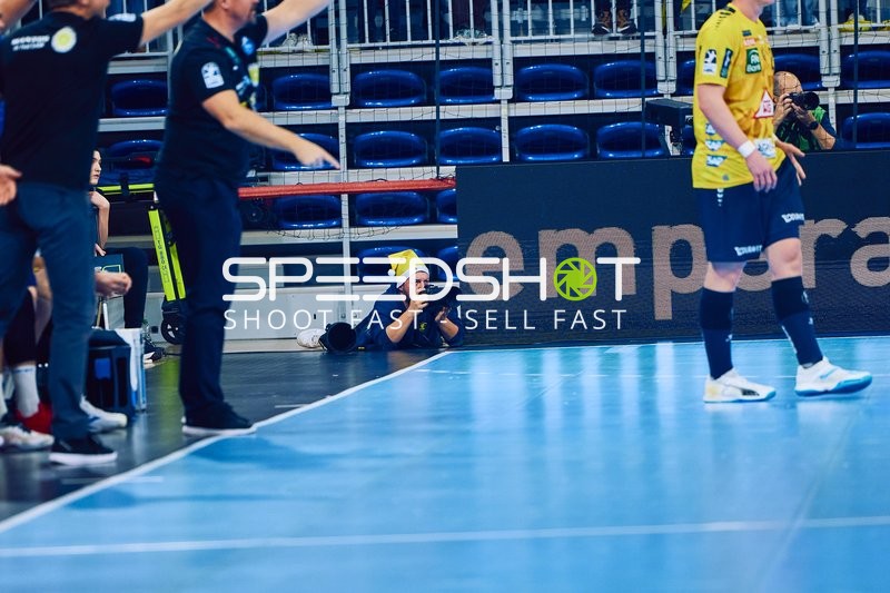 Coach gibt Anweisungen am Spielfeldrand.