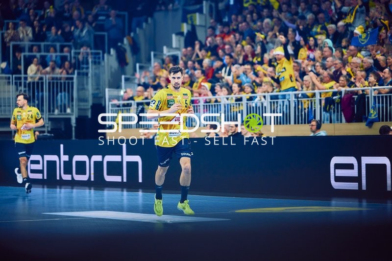 Spieler von Rhein Neckar Löwen läuft auf das Spielfeld.