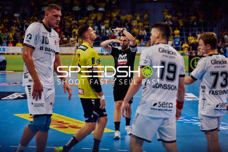 Diskussion zwischen Schiedsrichter und Spielern