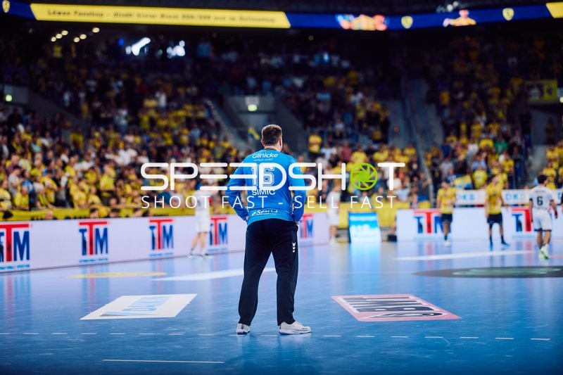 Ein Torhüter beobachtet das Spielgeschehen vom Spielfeldrand.