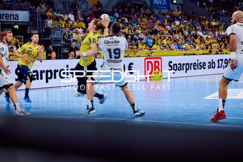 Ein Spieler der Rhein Neckar Löwen versucht, ein Tor gegen MT Melsungen zu erzielen.