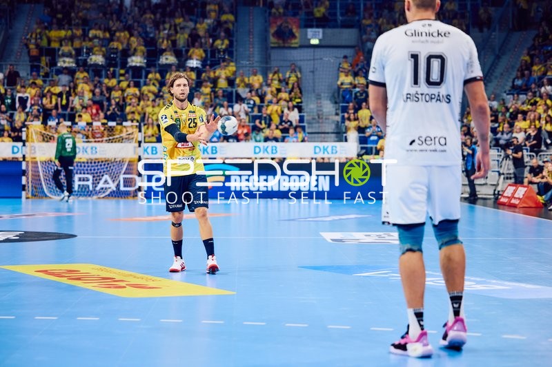 Rhein Neckar Löwen Spieler mit der Nummer 25 bereitet einen Angriff vor.