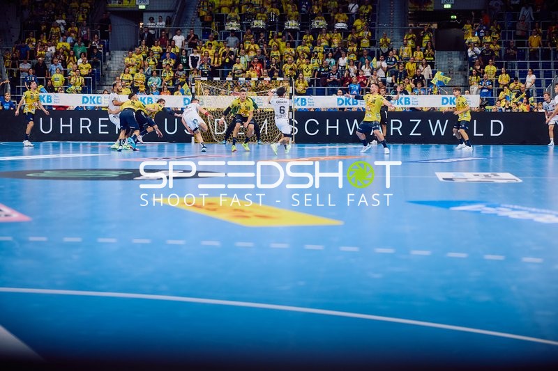 Ein spannender Moment im Spiel, bei dem die Abwehr der Rhein Neckar Löwen gegen einen Angriff von MT Melsungen arbeitet.