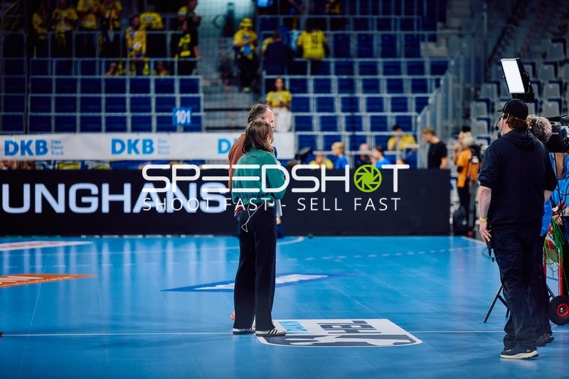 Interviewer führt ein Interview auf dem Spielfeld.