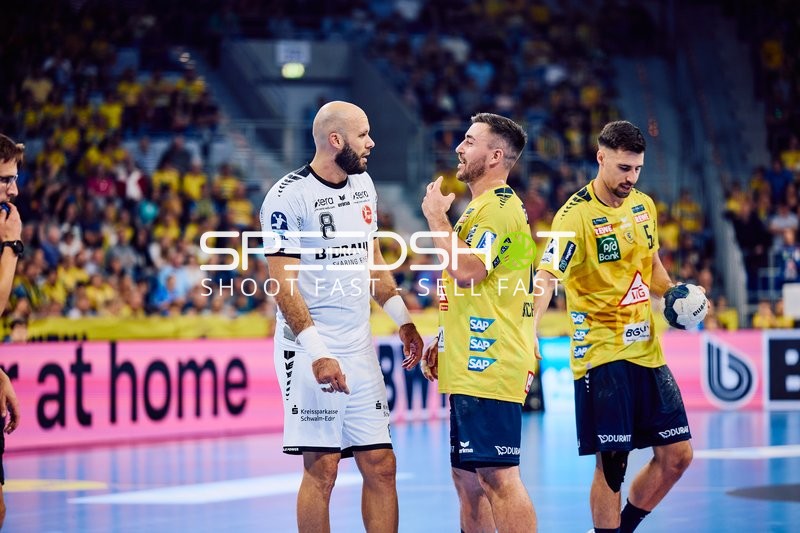 Diskussion zwischen Spielern von Rhein Neckar Löwen und MT Melsungen