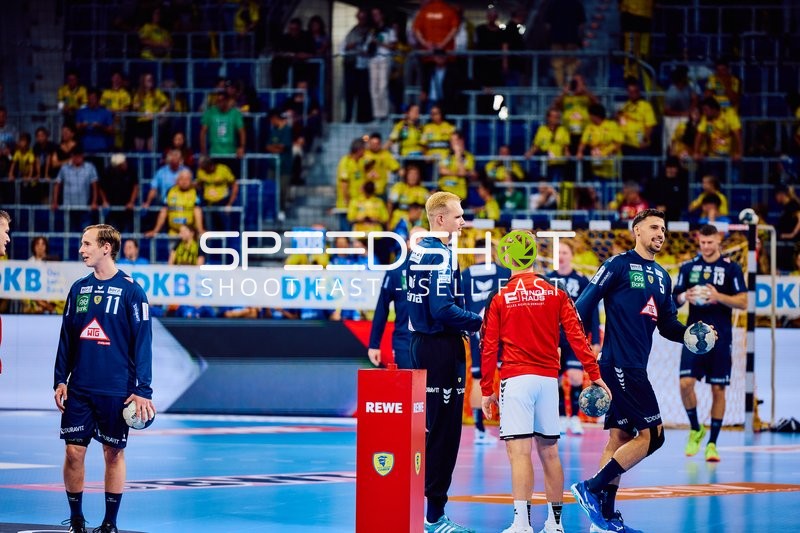 Spieler bei der Vorbereitung auf das Spiel in der Halle.